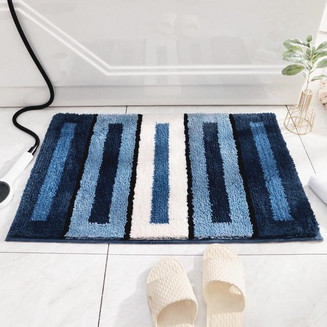 Blauw en witte badmat met strepen