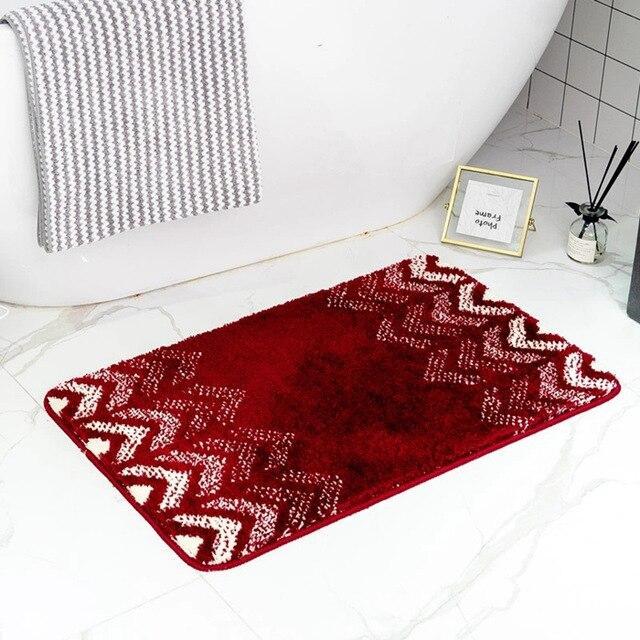 Bordeauxrode badmat met geometrisch patroon