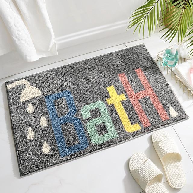 Antracietgrijze badmat met 'Bath' tekst