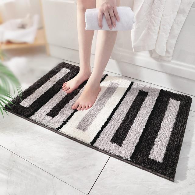 Zwart-witte badmat met zigzag patroon