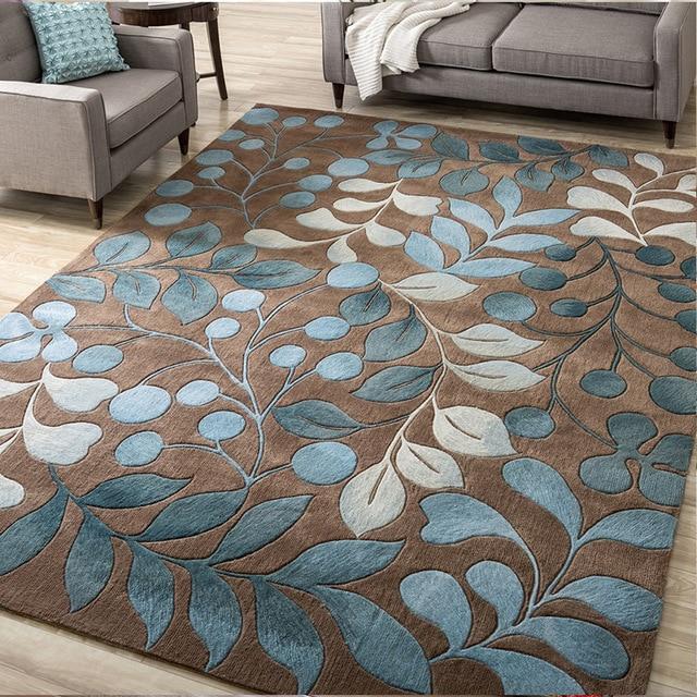 Bruin vloerkleed met modern bloemenpatroon